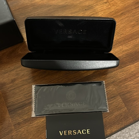 NEW Versace Sunglasses - Picture 4 of 5